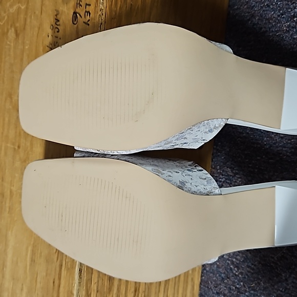 Snake skin print 4" heel size 9 slip on shoe - Picture 2 of 5